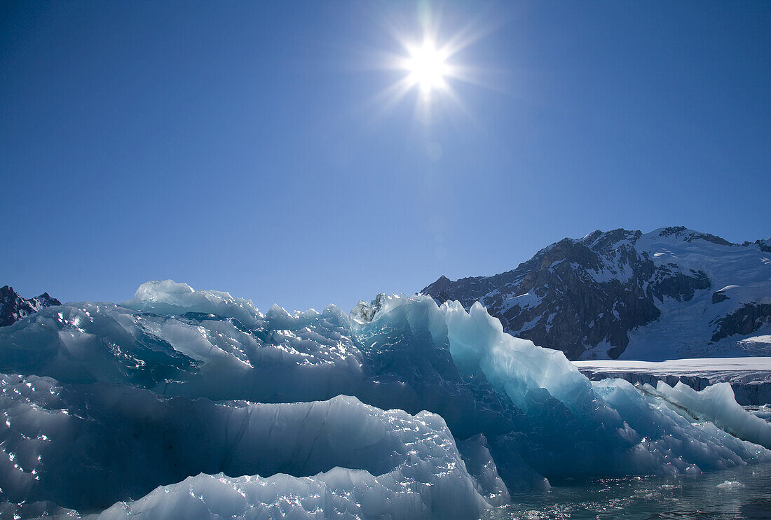 Blaues Eis im Hornsund Fjord, Spitzbergen Insel, Svalbard, Norwegen.