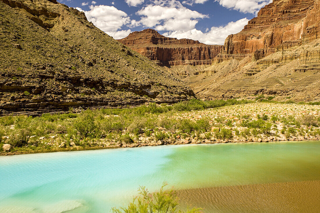 Blaues Wasser am Zusammenfluss von Little Colorado und Colorado River.