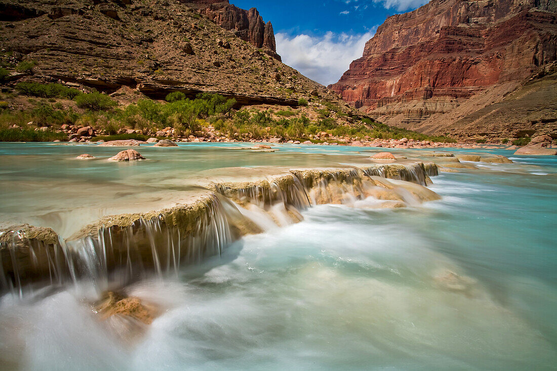 Landschaftlich reizvolle Travertinfälle am Little Colorado River.