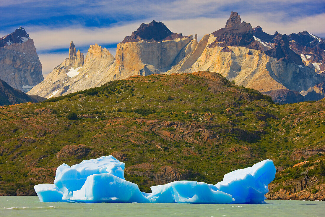 Eisberg schwimmt auf dem Lago Grey, Torres del Paine National Park; Patagonien, Chile