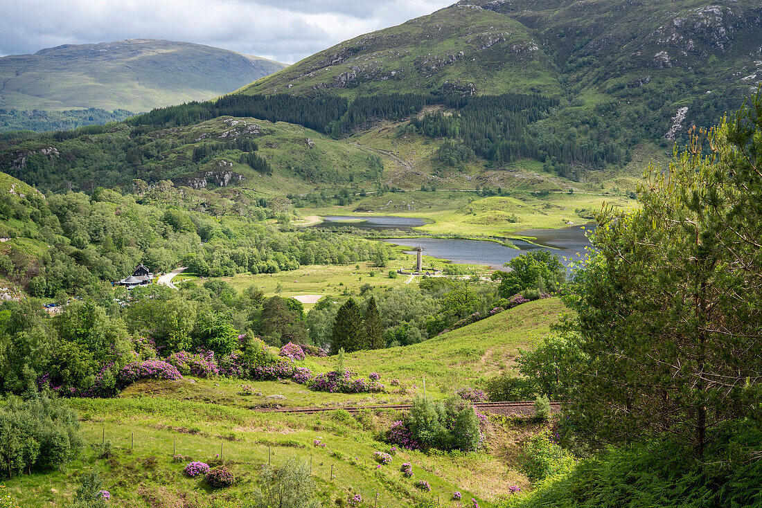 Das Glenfinnan Monument ist von einem Wanderweg in der Nähe von Glenfinnan, Schottland und Loch Shiel sichtbar; Glenfinnan, Schottland