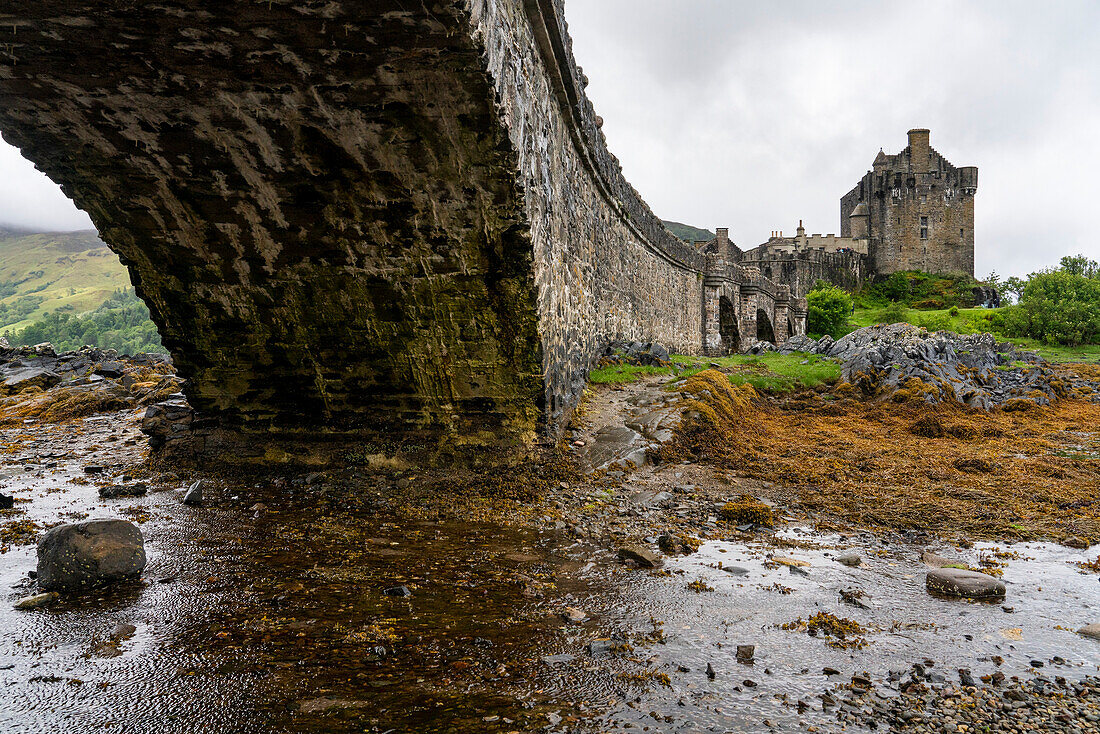 Ein Blick auf Eilean Donan Castle und seine Dammbrücke in Kyle of Lochalsh, Schottland; Kyle of Lochalsh, Schottland