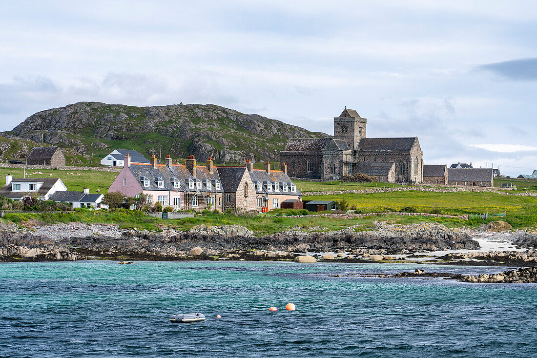 Die Benediktinerabtei beherrscht die Landschaft auf der kleinen Insel Iona, Schottland; Iona, Schottland