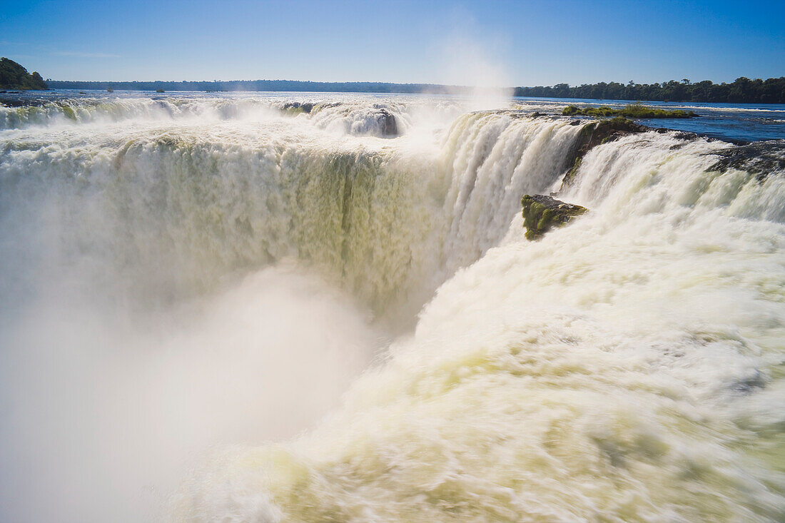 Blick auf den schäumenden Wasserstrom am Rande der Spitze des Wasserfalls bei den Iguazu-Fällen, Iguazu Falls National Park; Puerto Iguazu, Misiones, Argentinien