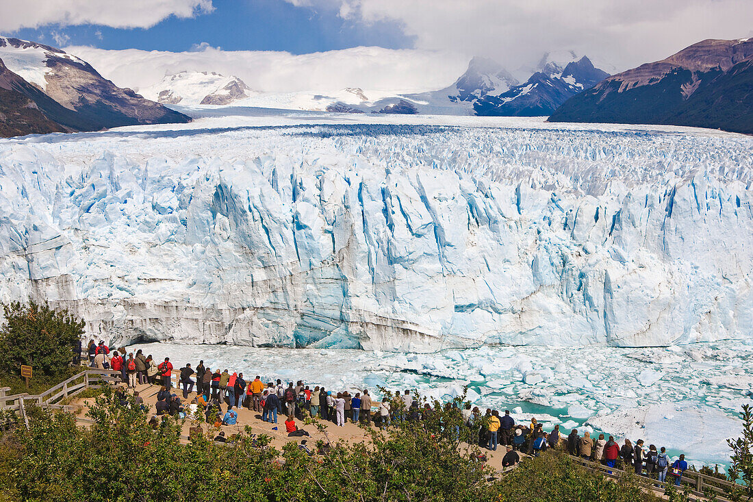 Touristen beobachten den Perito Moreno Gletscher, Los Glaciares National Park, in der Nähe von El Calafate; Patagonien, Argentinien