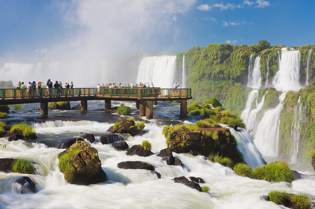 Touristen betrachten die berühmten Iguazu-Fälle, Iguazu Falls National Park; Parana, Brasilien