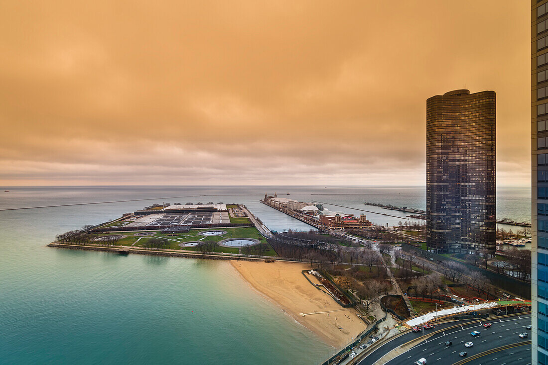 Der Lake Point Tower, die Jardine Water Purification Plant und der Navy Pier erstrecken sich entlang des Ufers des Lake Michigan in der Stadt Chicago unter einem bewölkten Himmel; Chicago, Cook County, Illinois, Vereinigte Staaten von Amerika