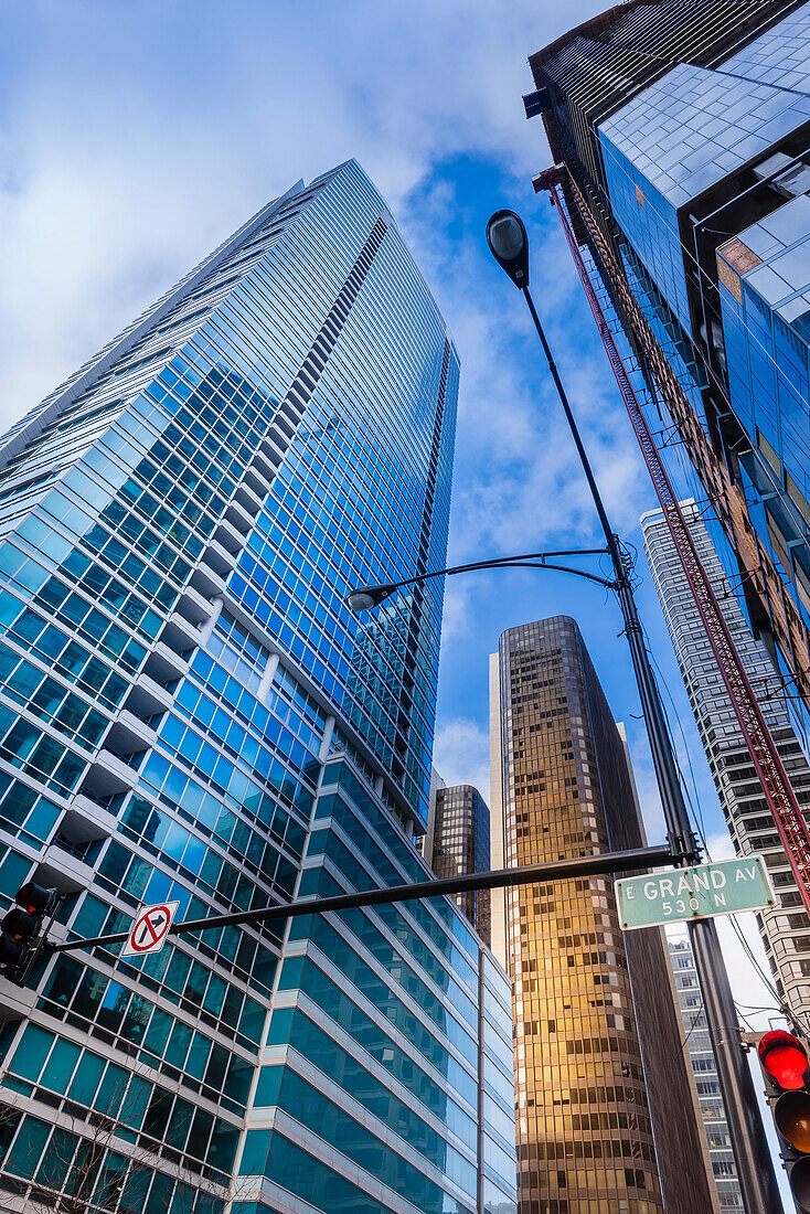 Blick auf Wolkenkratzer an der Grand Avenue im Stadtzentrum von Chicago; Chicago, Cook County, Illinois, Vereinigte Staaten von Amerika