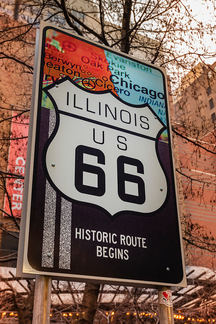 Route 66 Schild in der Stadt Chicago; Chicago, Cook County, Illinois, Vereinigte Staaten von Amerika