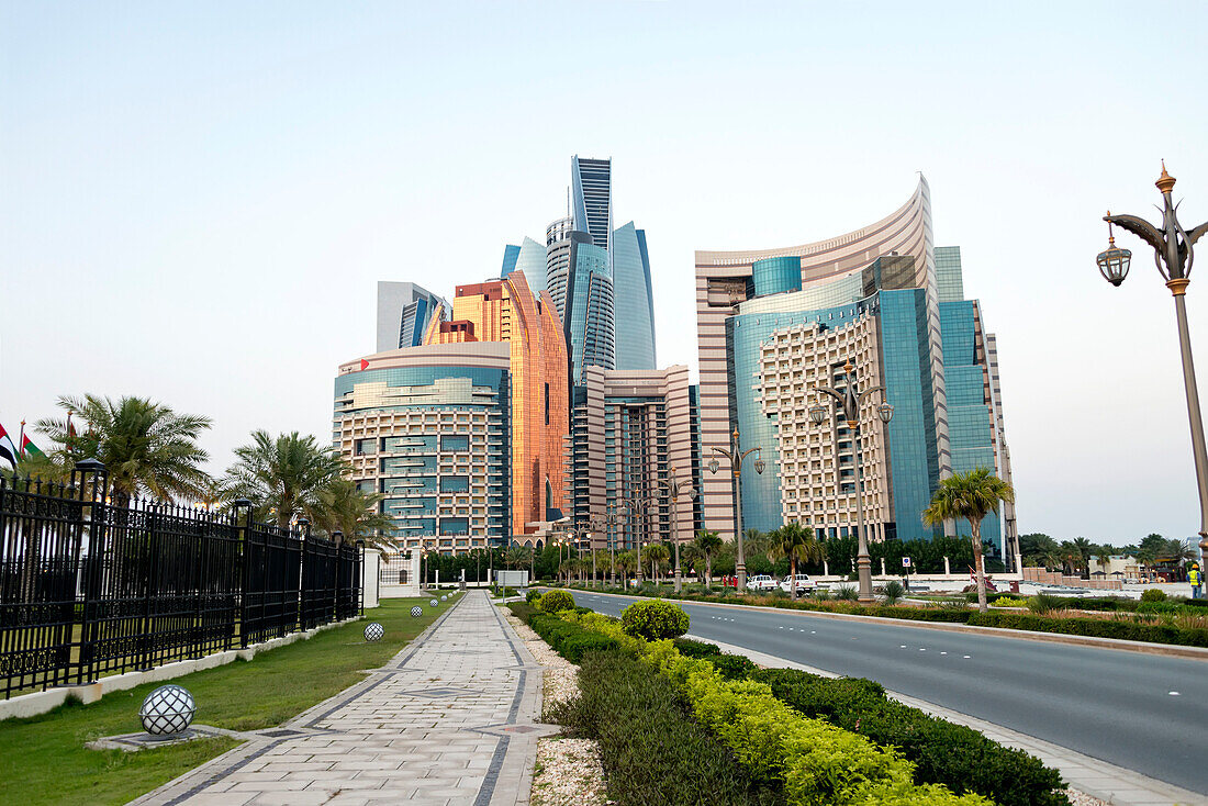 Das Khalidiya Palace Rayhaan by Rotana, Bab AlQasr Hotel und Wohnhochhäuser an der Straße neben dem Königspalast in Abu Dhabi City; Abu Dhabi, Vereinigte Arabische Emirate