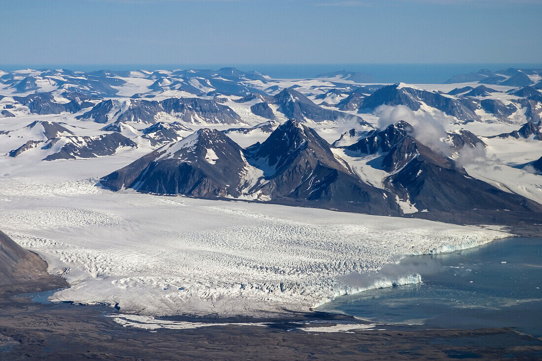 Luftaufnahme von Gezeitengletscher und Fjord, Spitzbergen, Svalbard, Norwegen.