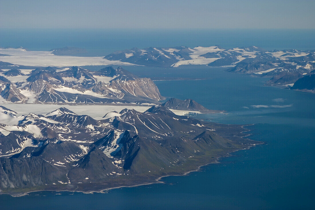 Luftaufnahme von Küstenlinie und Fjord, Hornsund, Spitzbergen, Norwegen.