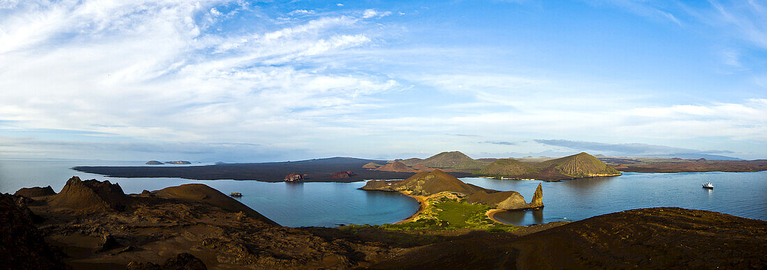 Ein Blick von oben auf die Insel Bartolome und die umliegenden Gewässer.