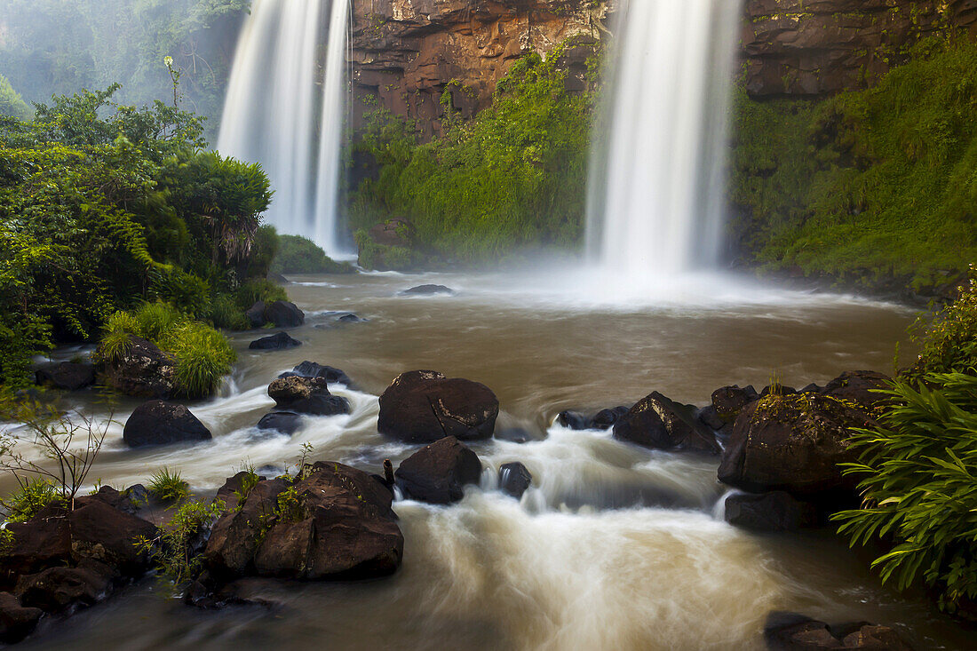 Kleine Kaskaden enden in einem Becken an den Iguazu-Fällen.