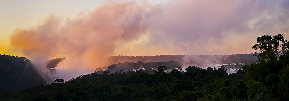 Panoramafoto, das den Nebel der Kaskaden der Iguazu-Fälle zeigt.