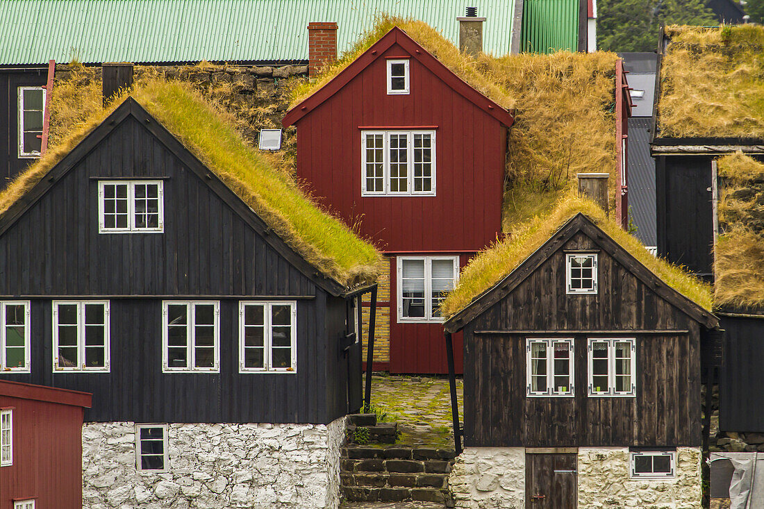 Blick auf eine traditionelle Stadt mit Grasdächern.