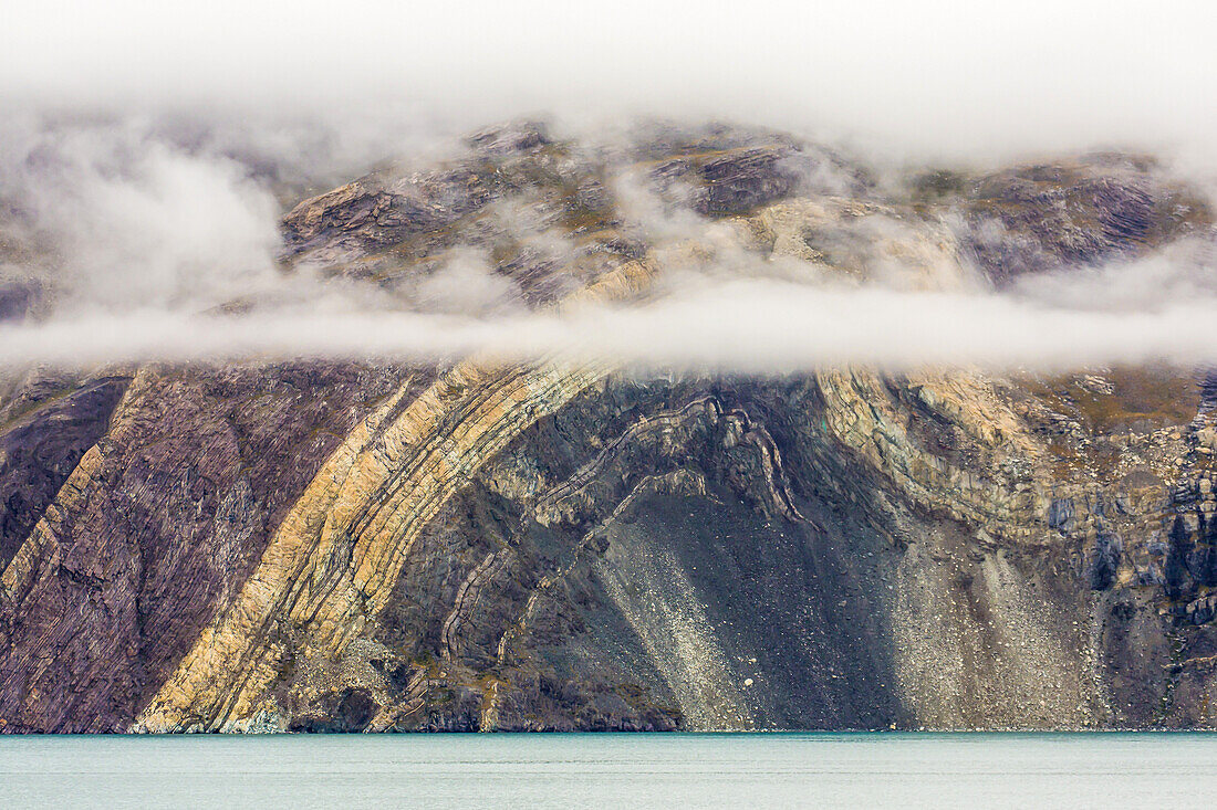 Küstengebirge mit sichtbaren Sedimentschichten.