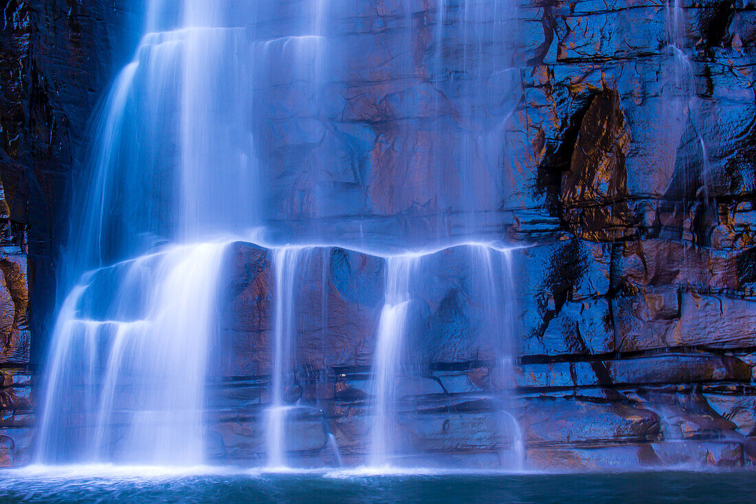 Eine unscharfe Bewegungsansicht eines Wasserfalls bei King George Falls in der Kimberley Region.