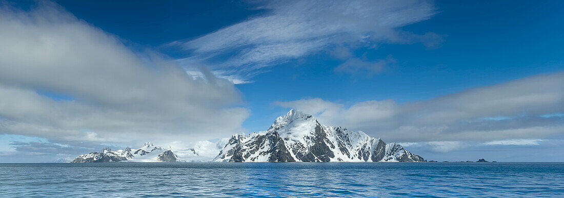 Ein Panoramabild von Elephant Island, Antarktis, das aus fünf Bildern zusammengesetzt wurde.