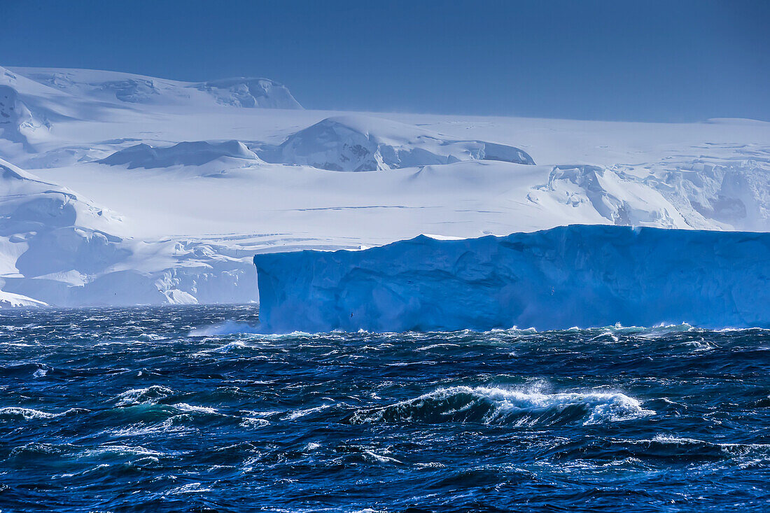 Ein tafelförmiger Eisberg in der Nähe von Cuverville Island, Antarktis.