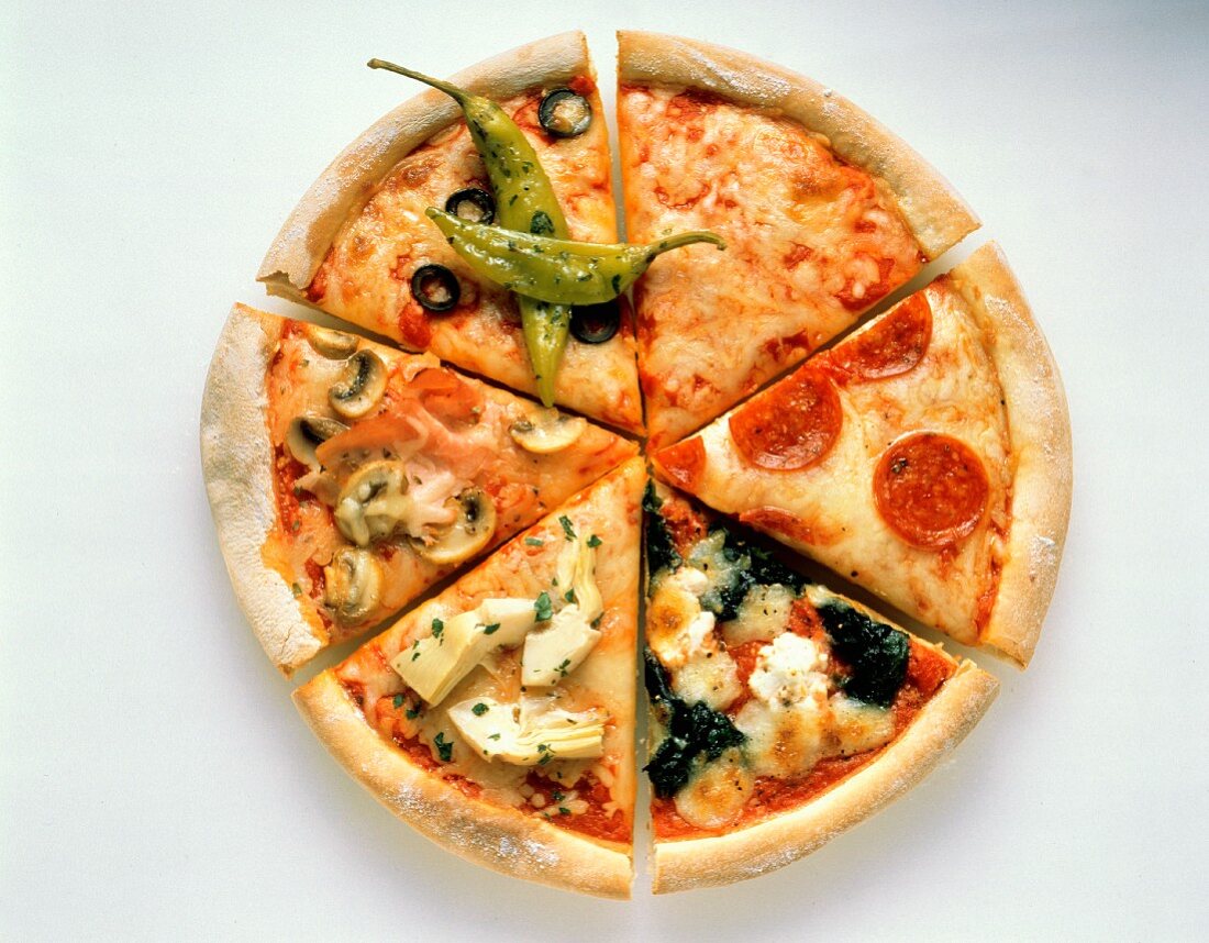 Verschiedene Pizzastücke zu einer Pizza zusammengesetzt