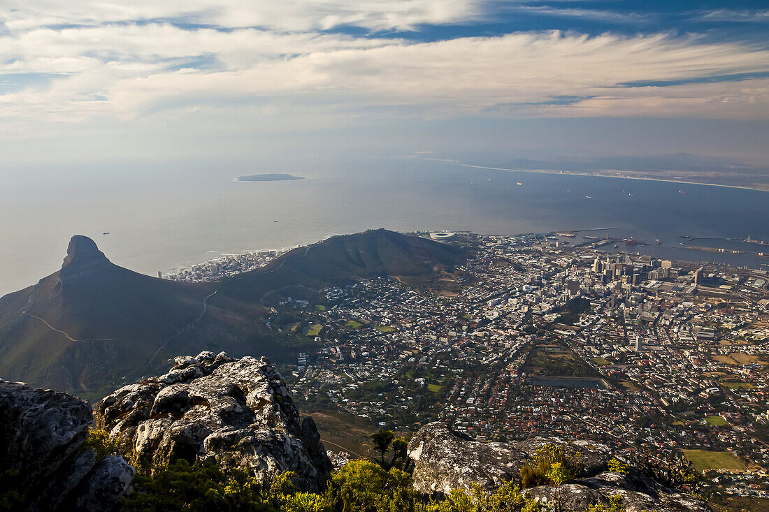 Blick auf Kapstadt von der Spitze des Tafelbergs.