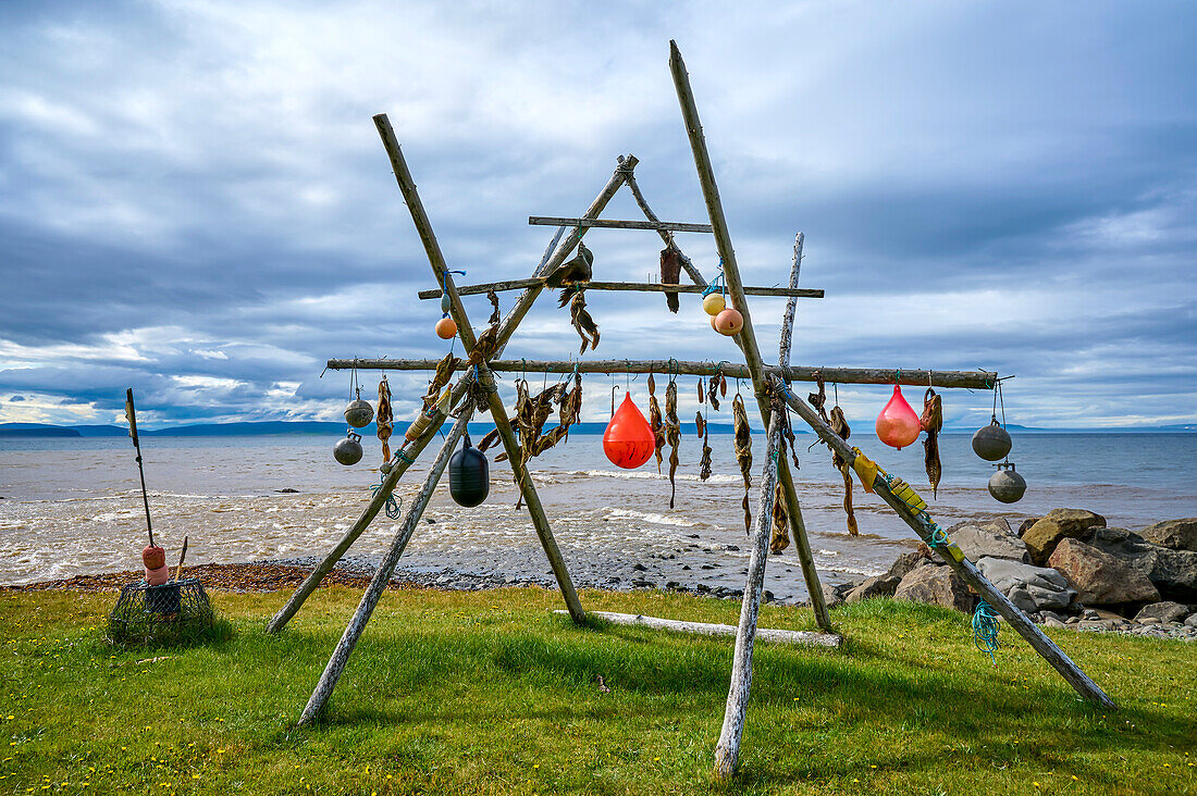 Holzpfähle mit Treibgut und trockenem Fisch entlang der Küste des Nordatlantiks auf der Halbinsel Vatnsnes in der nördlichen Region Islands; Vatnsnes Peninsula, Nordurland Vestra, Island