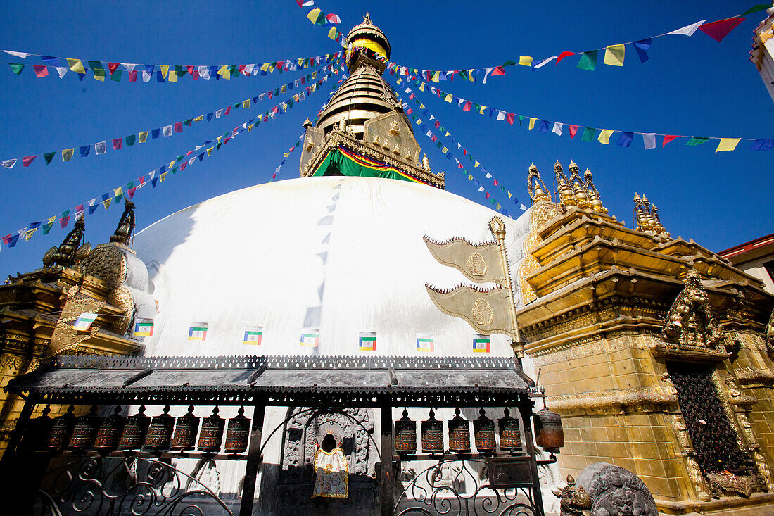 Gebetsfahnen über der Swayambhunath Stupa.