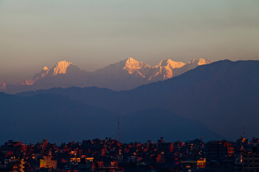 Kathmandu bei Sonnenaufgang und der Himal Ganesh.