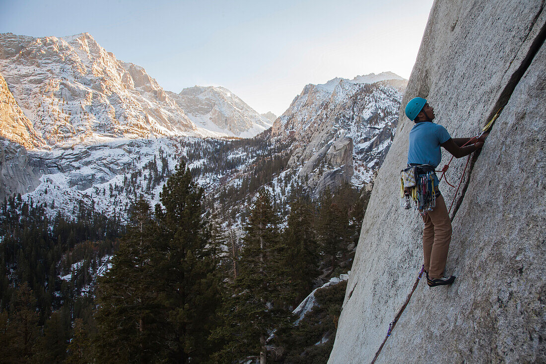 Der Gipfel der Lone Pine ragt über einen Bergsteiger im Whitney Portal.