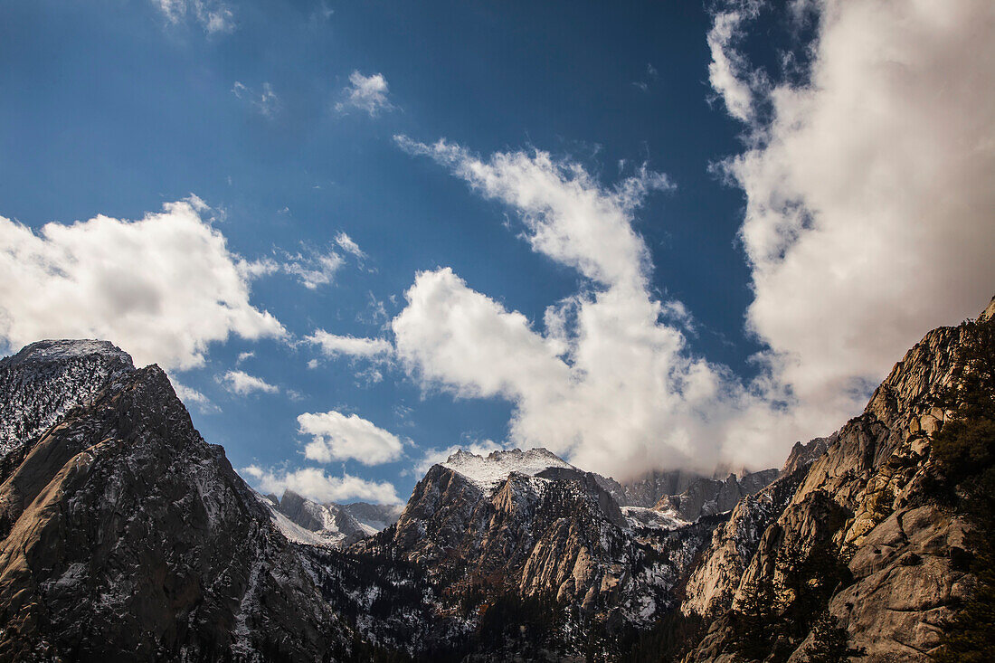 Wolken über dem Mount Whitney.