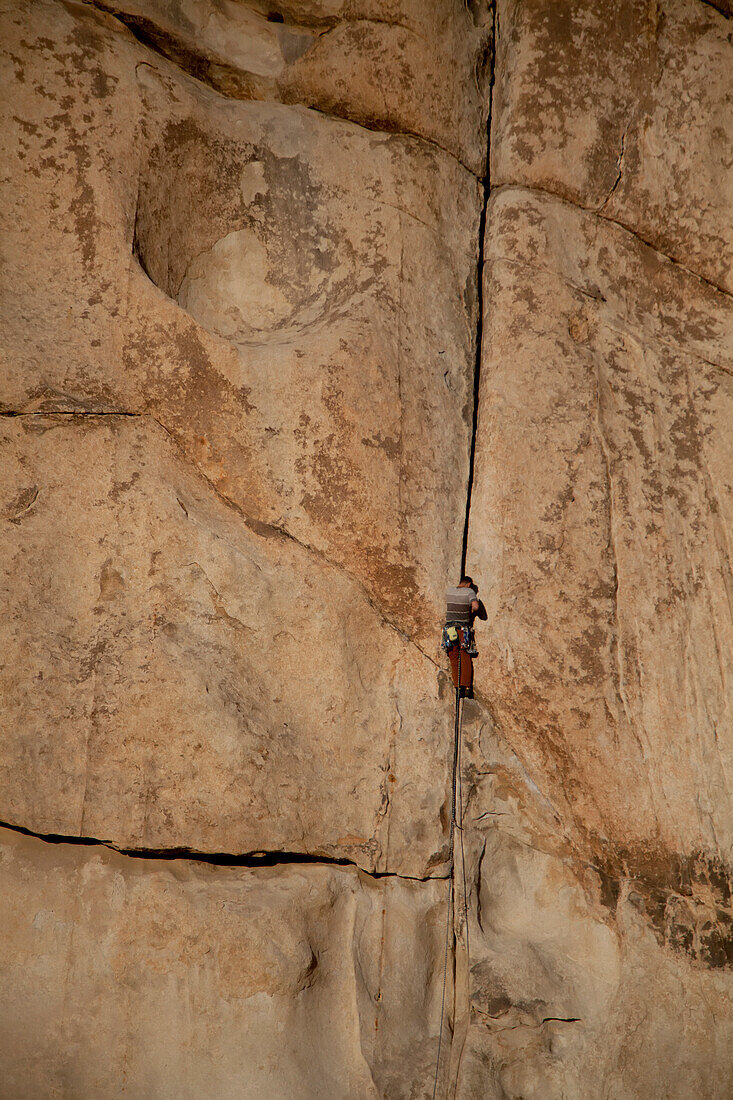 Ein Kletterer klettert eine Route namens Double Cross im Joshua Tree National Park.