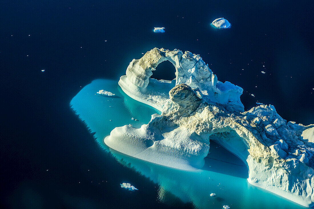 Luftaufnahme von Eisbergen im Sermilik Fjord.