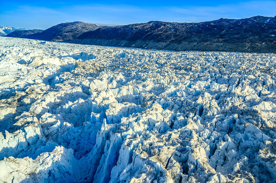 Luftaufnahme von Eisbergen des Helheim Glacier und des Greenland Icesheet, die den Sermilik Fjord ersticken.