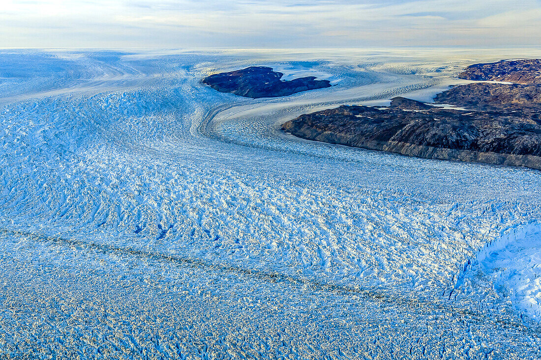Luftaufnahme des Helheim-Gletschers und des grönländischen Inlandeises.