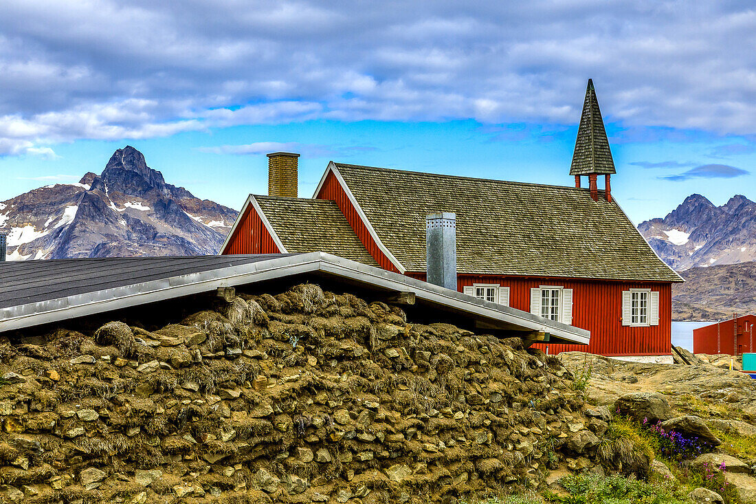 Historische Kirche im Inuit-Dorf Tasiilaq.