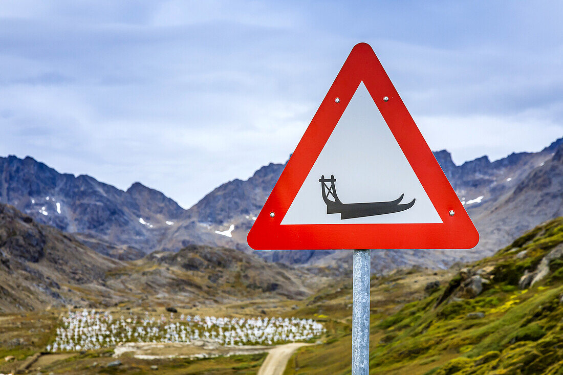 Ein Hundeschlitten-Straßenschild im Inuit-Dorf Tasiilaq.