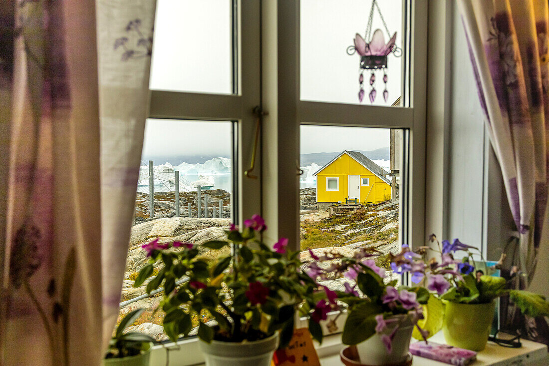 Blick aus dem Inneren eines Hauses im Inuit-Dorf Tiniteqikaq.