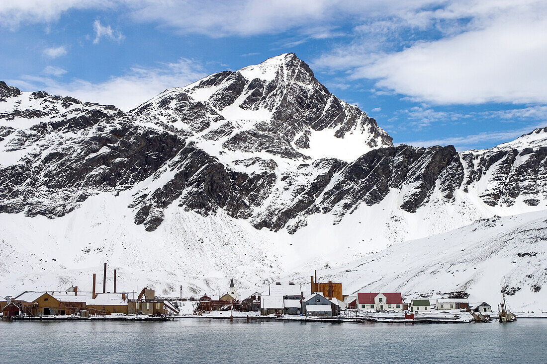 Historische Stätte einer Walfangstation mit einer frischen Schneedecke.