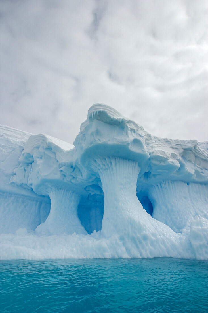 Ein modellierter Eisberg unter einem vollständig bewölkten Himmel.