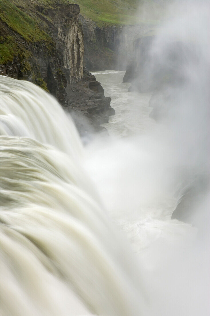 Nebel steigt am Gullfoss-Wasserfall auf, der von schmelzenden Gletschern gespeist wird.