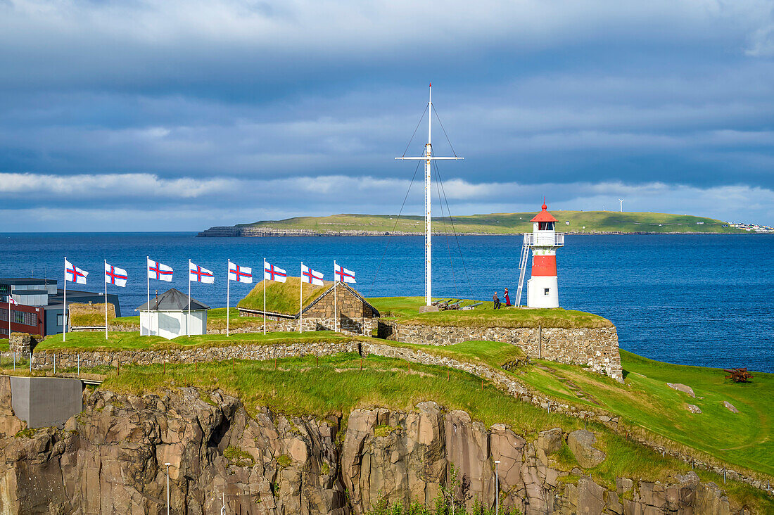 Skansin Fort und Leuchtturm an der Küste von Torshavn, der Hauptstadt des autonomen dänischen Territoriums der Färöer auf der Insel Streymoy; Färöer Inseln