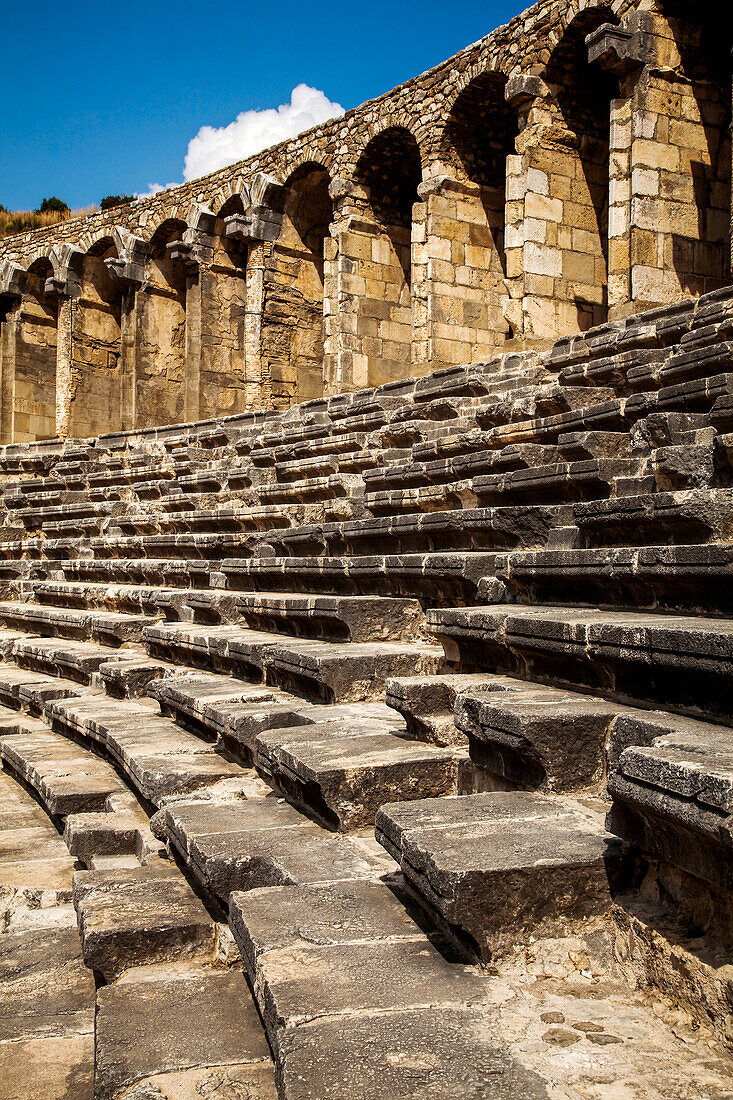 Die Terrassen des römischen Theaters von Aspendos, in der Nähe von Antalya, Türkei; Das römische Theater von Aspendos, östlich von Antalya, an der Mittelmeerküste Anatoliens, Türkei.