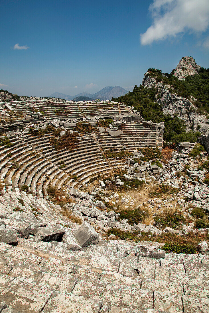 Das römische Theater in den Ruinen der Stadt Termessos in den Bergen nahe Antalya an der Mittelmeerküste Anatoliens; Termessos, Antalya, Türkei