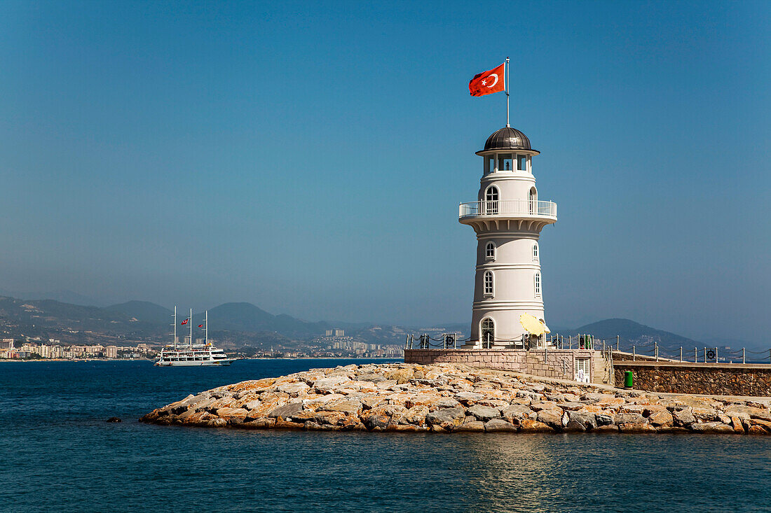 Ein Leuchtturm an der Hafeneinfahrt, Alanya, Türkei; Alanya, Anatolien, Türkei.