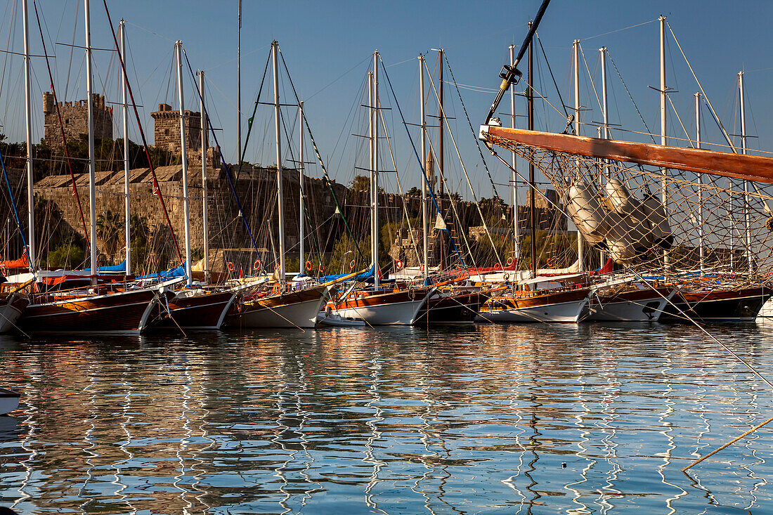 Frühmorgendlicher Blick auf Boote im Hafen von Bodrum; Der Hafen von Bodrum, an der Küste der Ägäis, Westanatolien, Türkei.