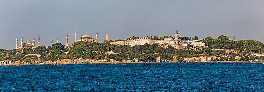 Die antiken Denkmäler Istanbuls von der anderen Seite des Bosporus aus gesehen, Türkei; Istanbul, Türkei.