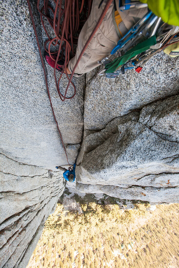 Ein Kletterer folgt einer Route namens Whodunnit High on Tahquitz Rock und blickt vom Standplatz nach unten.