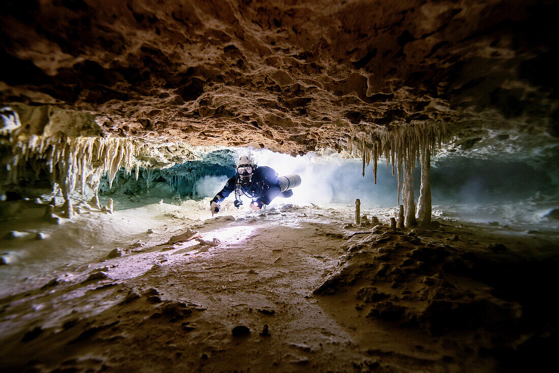 Ein Höhlentaucher in einem abgelegenen Abschnitt einer Höhle.