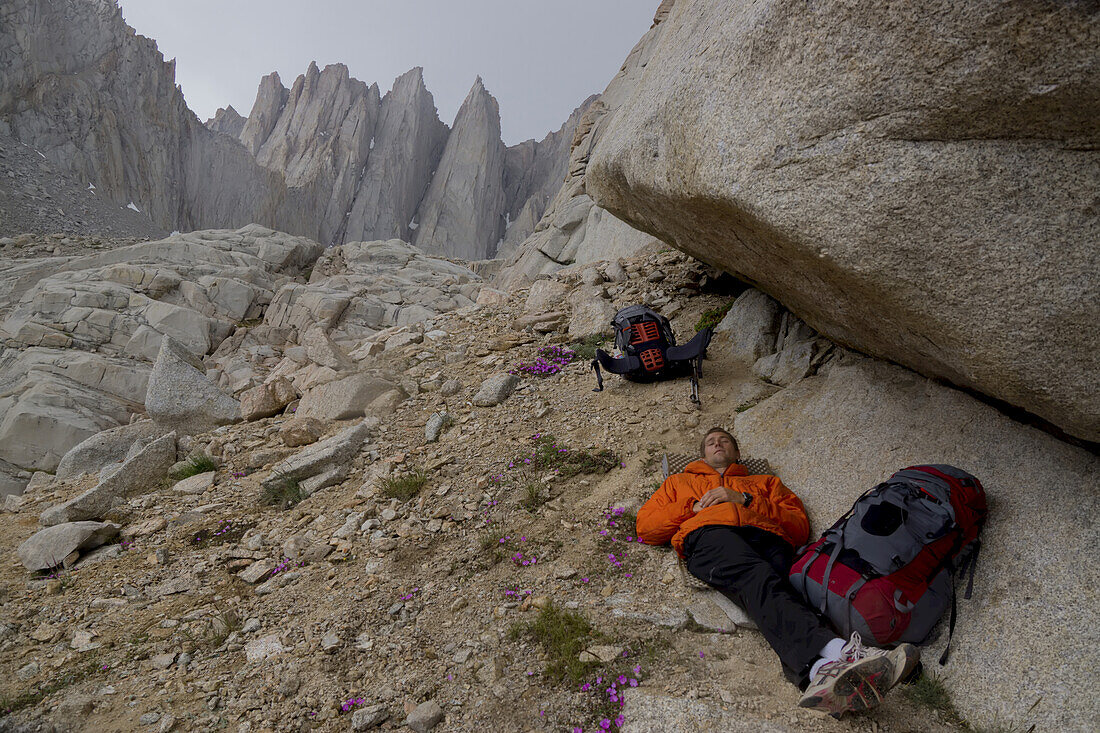 Ein Bergsteiger sucht Schutz vor dem Regen auf dem schwierigen Weg zur Besteigung des Mount Whitney.